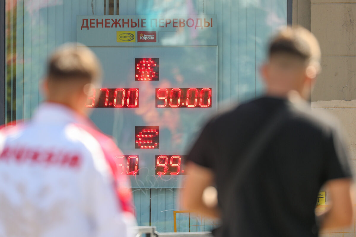 Аномалия валютного рынка. Почему падает рубль, когда нефть дорожает