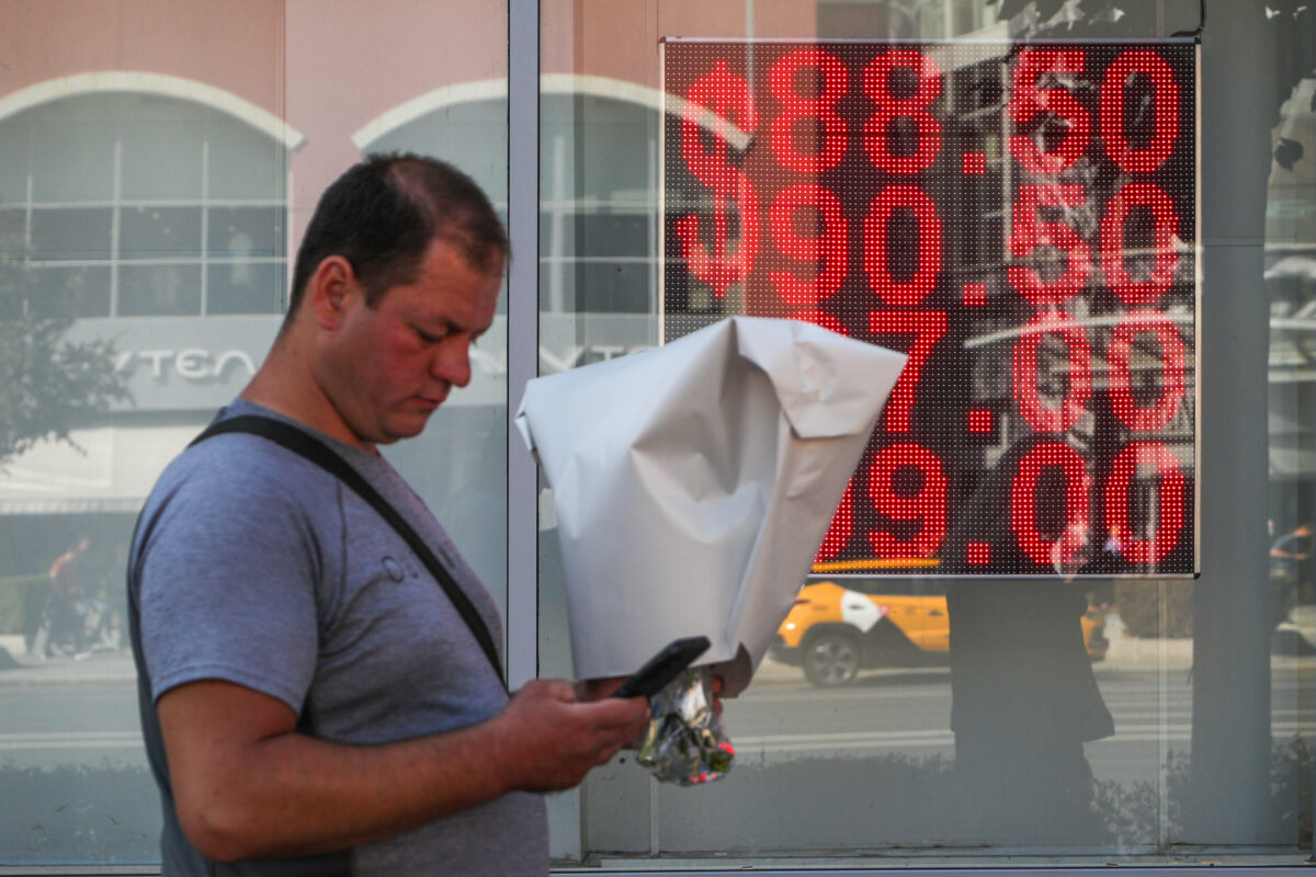 Девальвация или коррекция? Курс доллара преодолел психологически важную отметку 80 руб