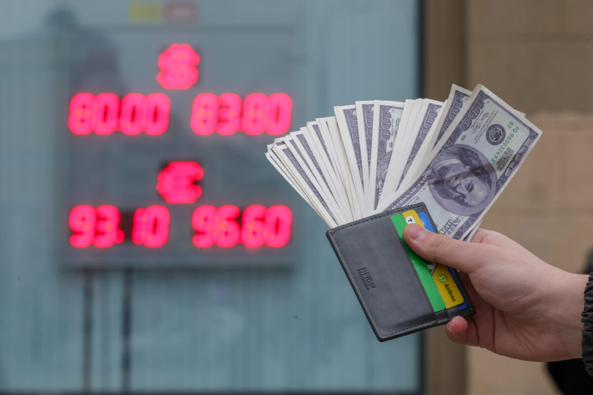 У рубля стали проявляться признаки скрытой девальвации