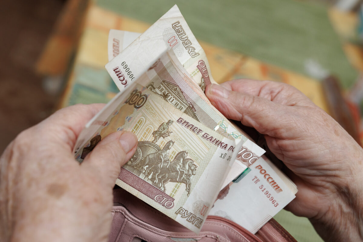 В России анонсировали новые ограничения на снятие наличных