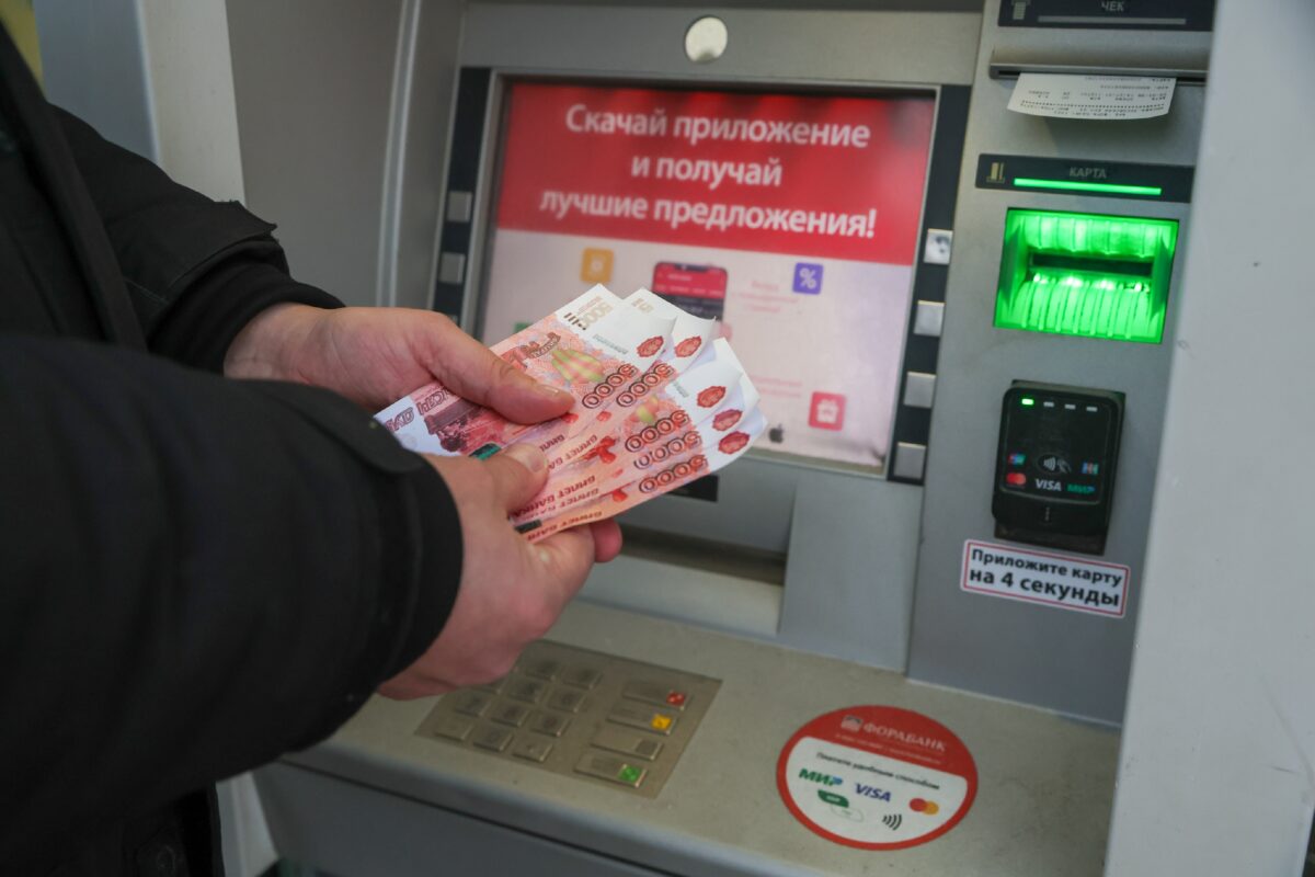 Как за один раз снять миллион рублей наличными, и не попасть под блокировку. Рекомендация юриста