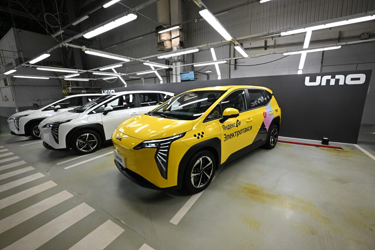 Российских таксистов предложили пересадить на электромобили