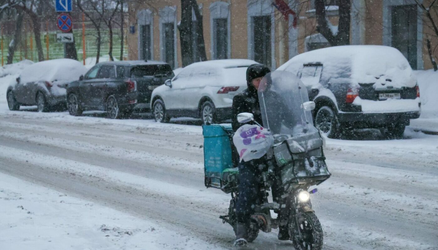 В России курьерам запретят ездить по тротуарам. Почему проблем станет только больше