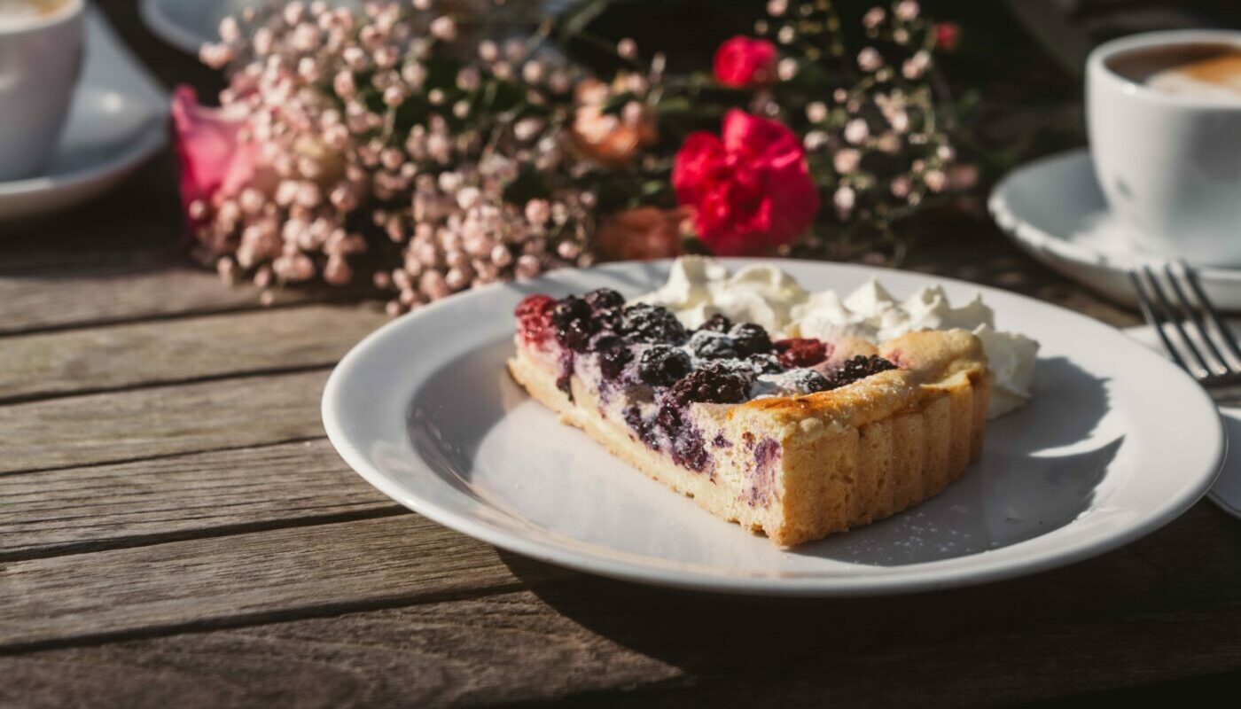 Ягодный пирог на скорую руку: простое угощение для вечернего чая