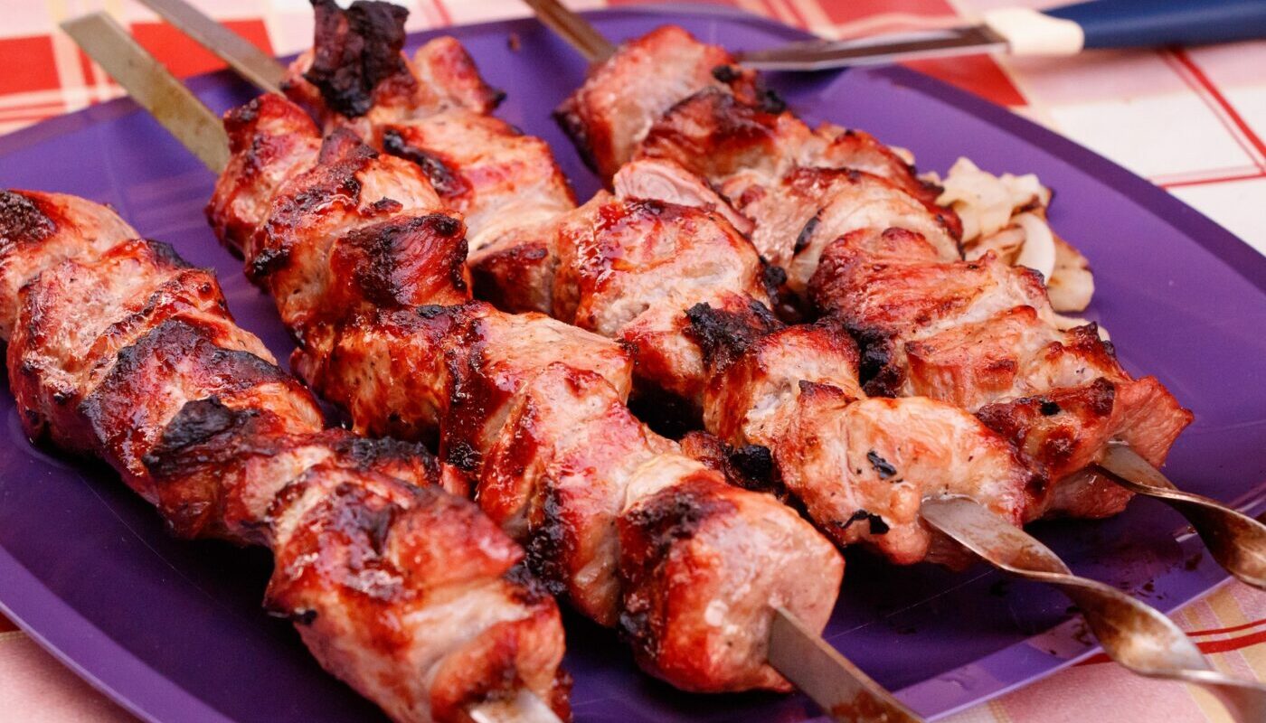 Самый мягкий шашлык в необычном маринаде: сочный и тающий во рту