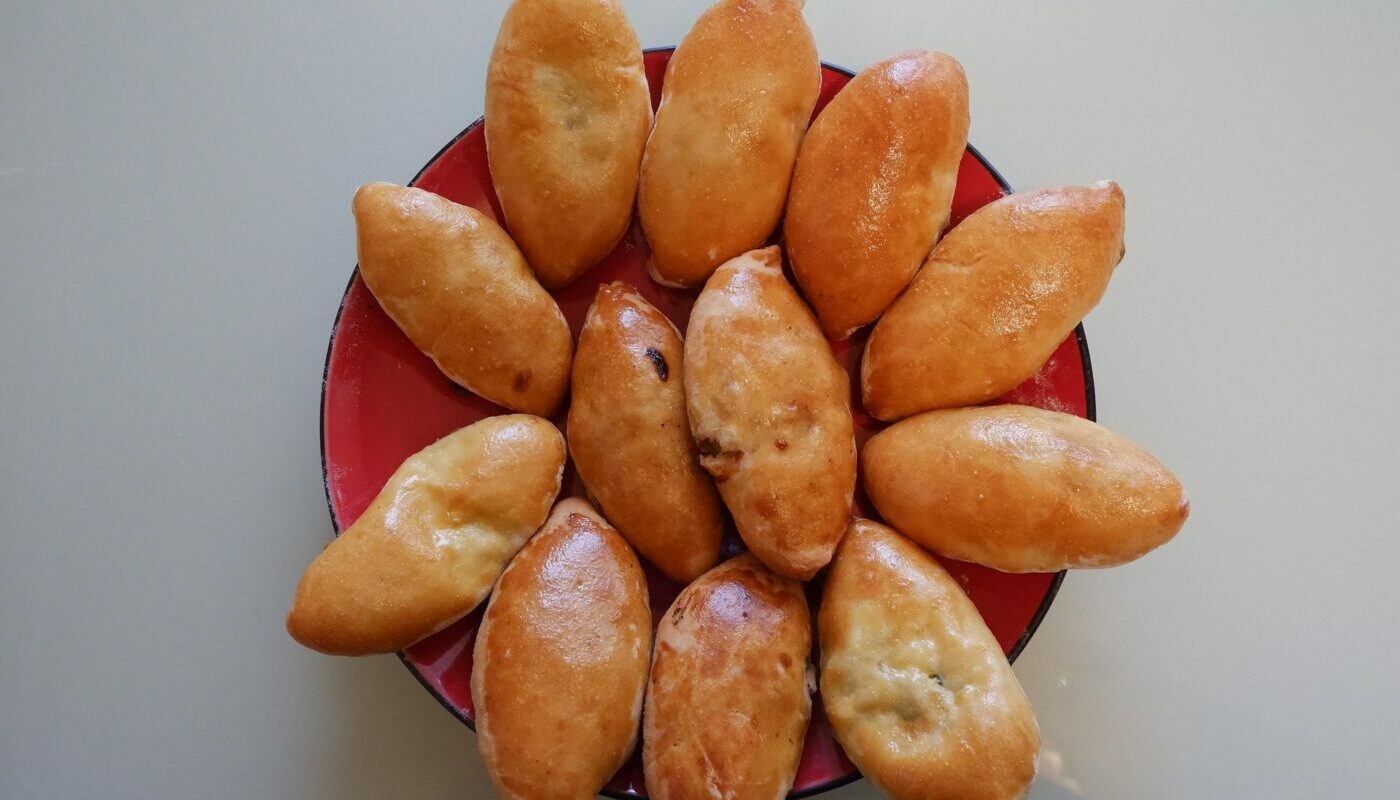 Ленивые пирожки на кефире: простой рецепт для быстрой выпечки без духовки