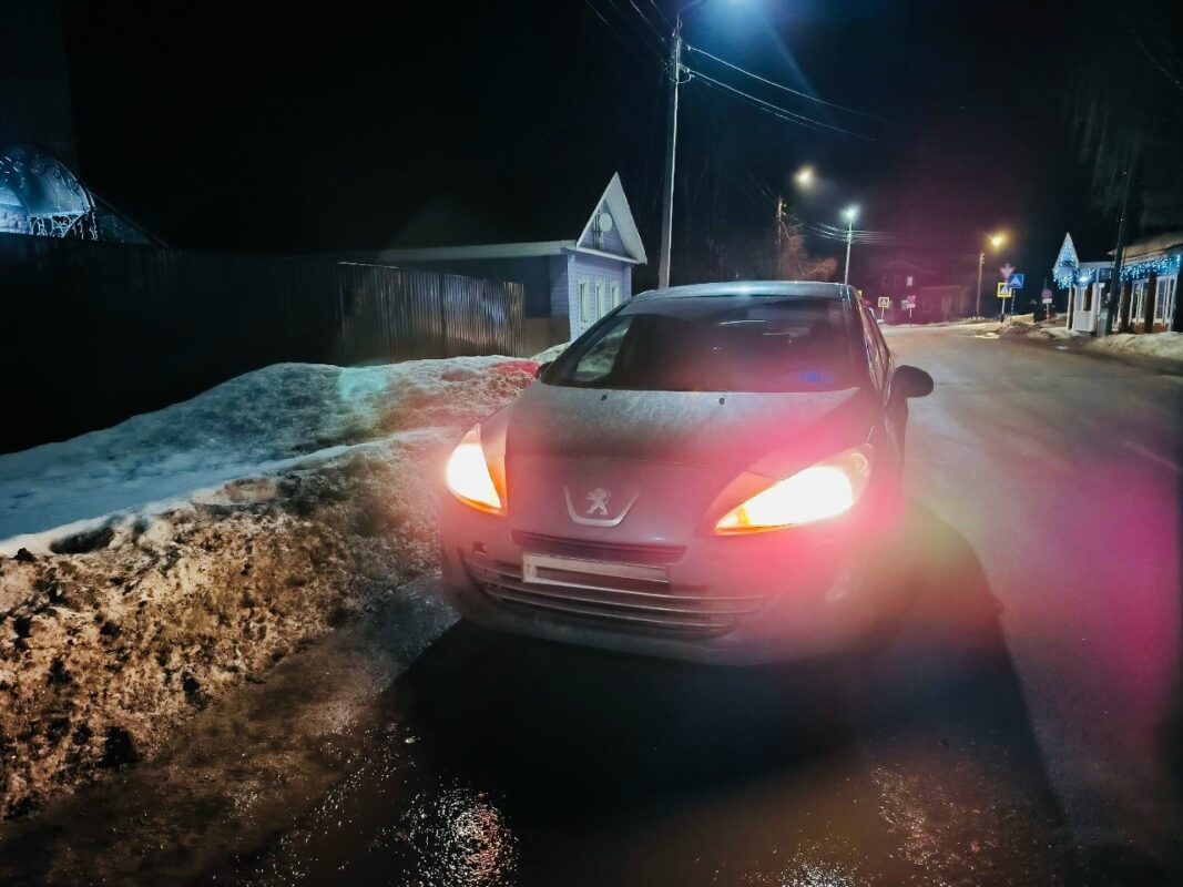 В Череповце машина сбила двух девочек