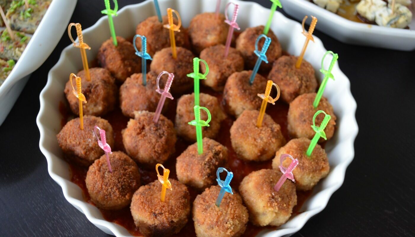 Сочные мясные тефтели с рисом: бюджетный вариант для сытного обеда