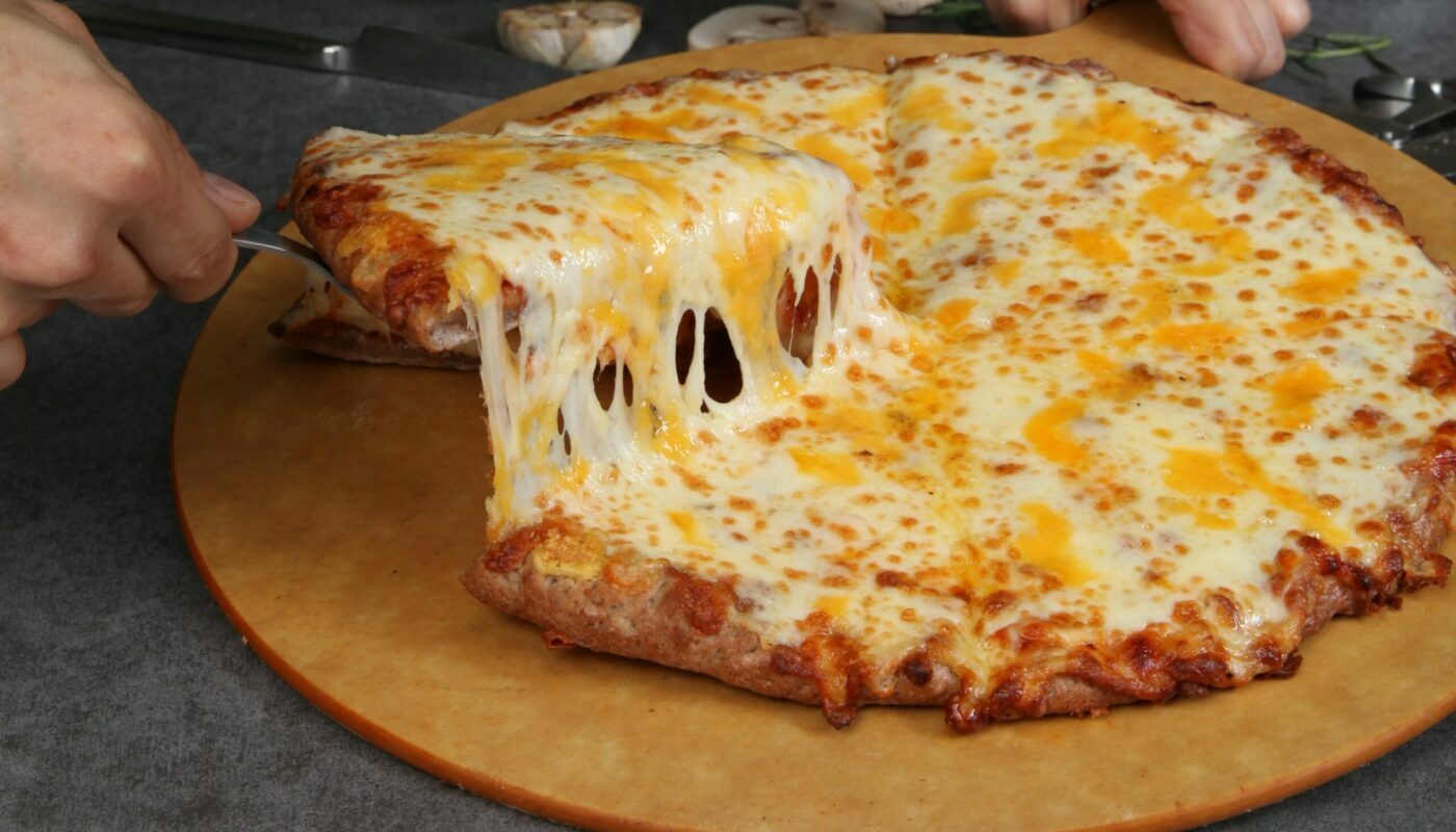 Вместо хлеба и пиццы: вкуснейшая сырная лепешка с пикантным чесночным ароматом