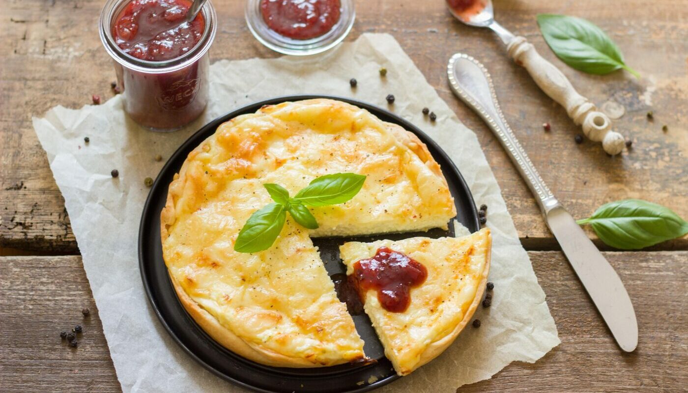 Пирог с лимоном, как из школьной столовой: сочный десерт к вечернему чаю