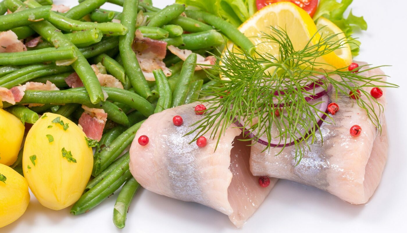 Вместо приевшейся «Шубы»: сытный салат из селедки с пикантным вкусом на 8 марта