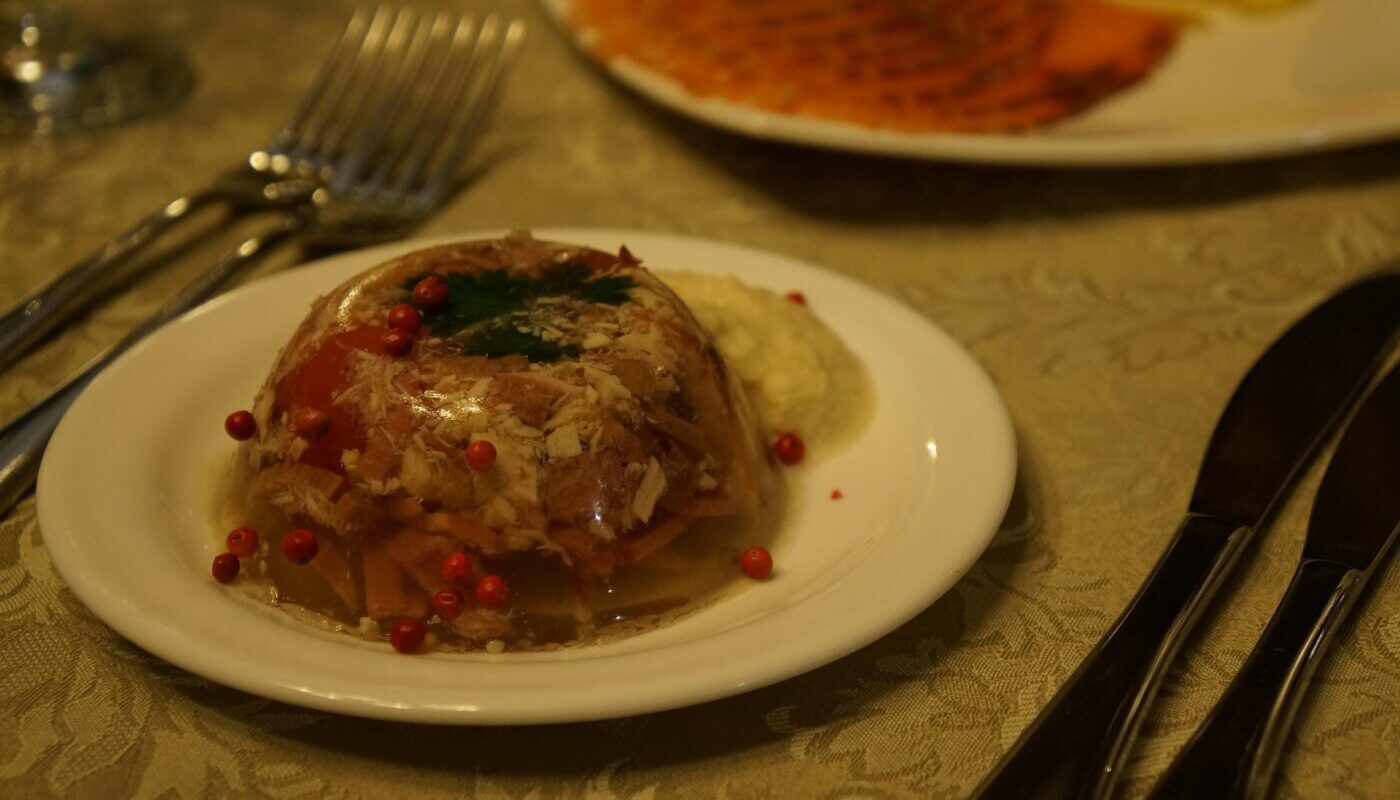 Холодец из трех видов мяса на 8 марта: застынет без желатина и других загустителей