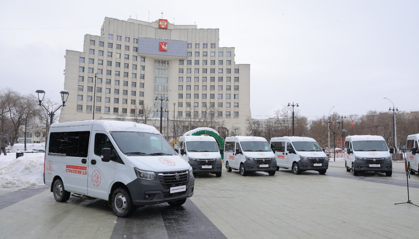 Cеми многодетным семьям Вологодчины подарили автомобили