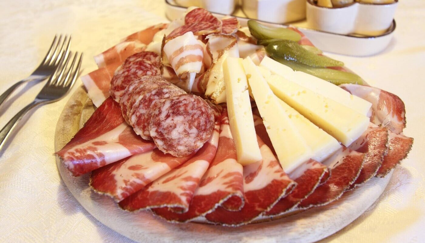 Закусочные рулетики «Весеннее настроение»: необычное блюдо, которое удивит гостей