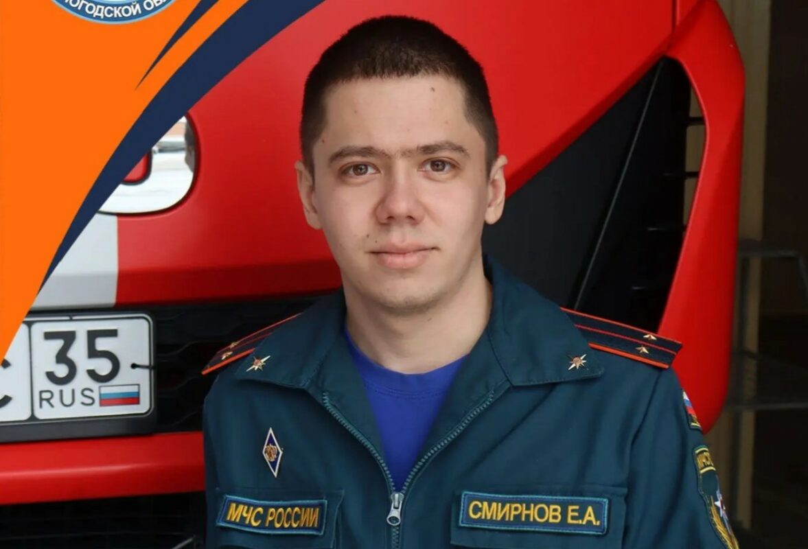 Сотрудник МЧС спас жильцов дома, который подожгли в нескольких местах