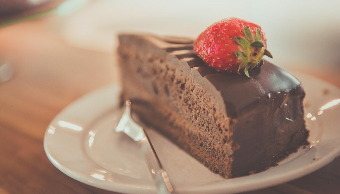 Десерт «Шоколадное чудо»: сочный бисквитный торт за 30 минут