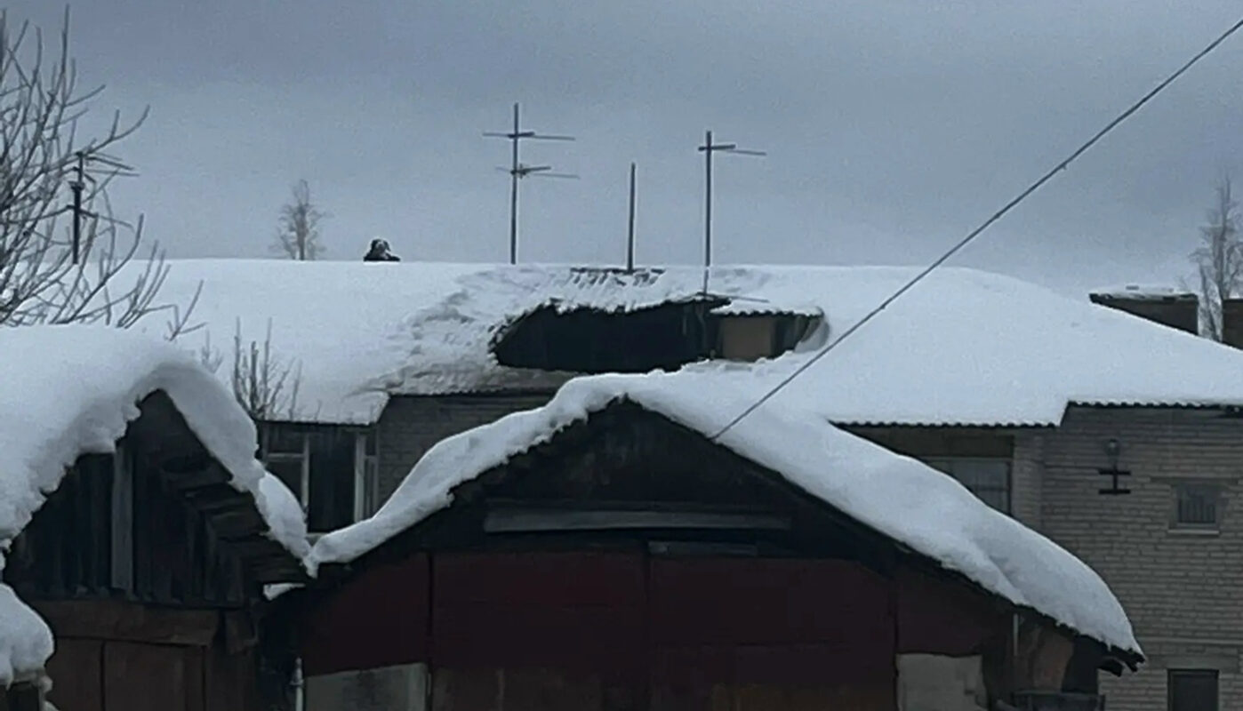В одном из домов Вологды провалилась крыша. С каждым часом возникший провал становится всё больше