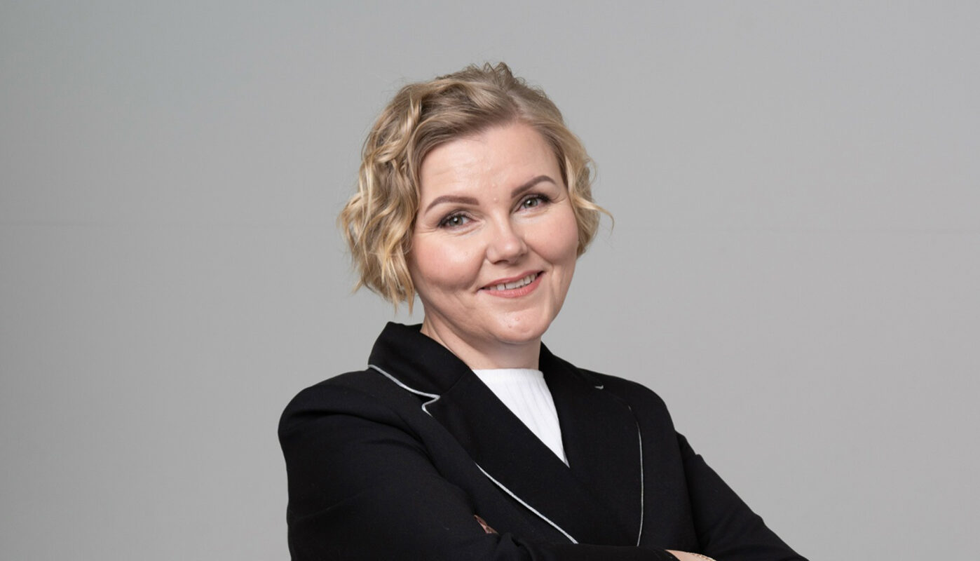 Сергей Жестянников наградил директора Вологодского кооперативного колледжа