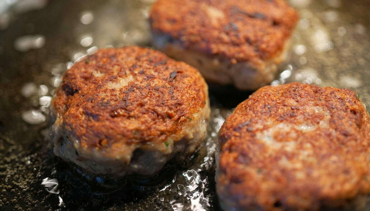 Заменят привычные котлеты: сочные стожки из мясного фарша за 30 минут