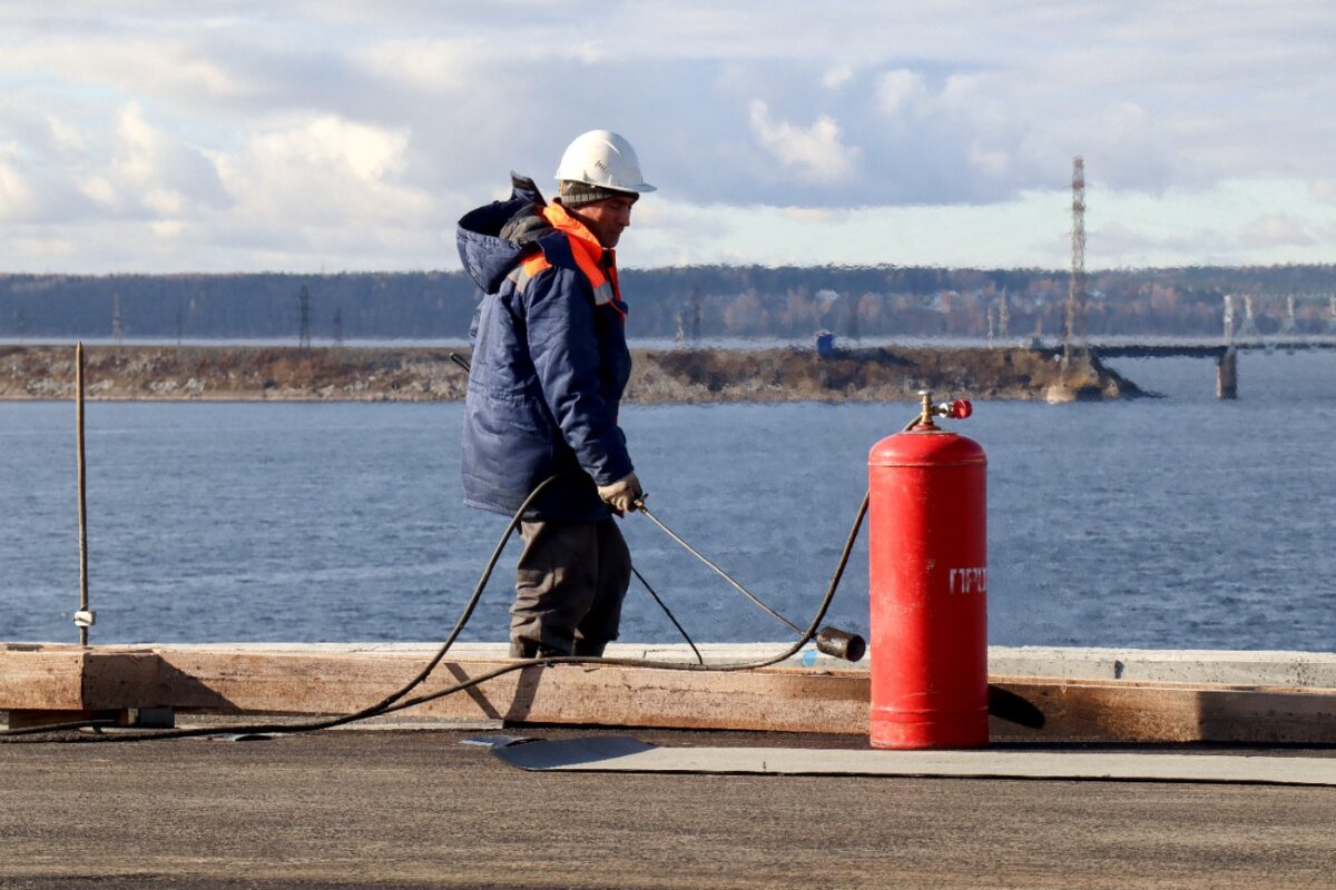 Работать курьером уже не модно. Почему зумеры все чаще выбирают работу вахтовым методом
