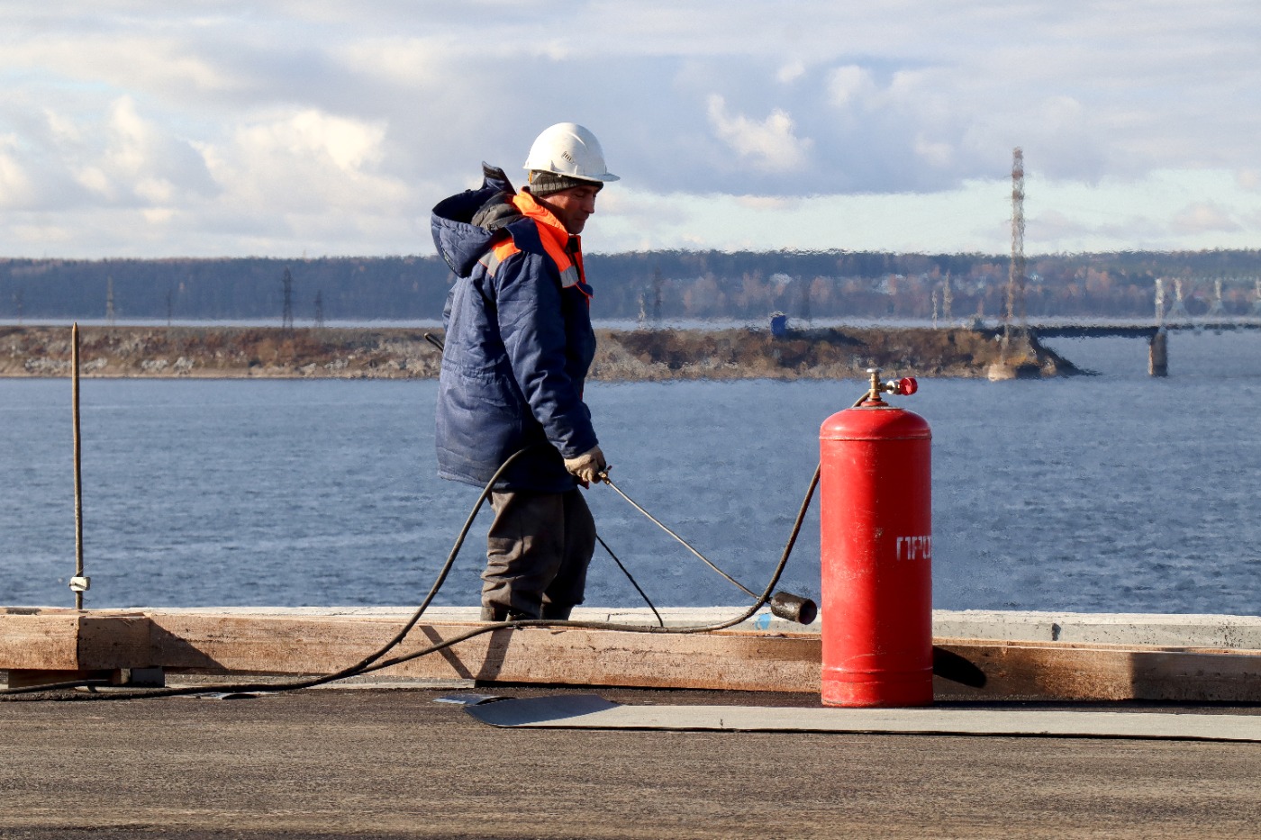 Работать курьером уже не модно. Почему зумеры все чаще выбирают работу вахтовым методом