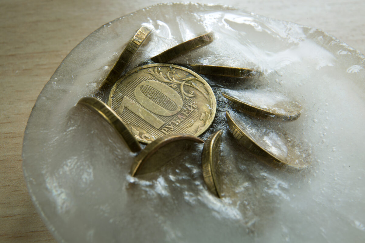 Почему новости о заморозке вкладов это фейк. Неприятности могут прийти с другой стороны