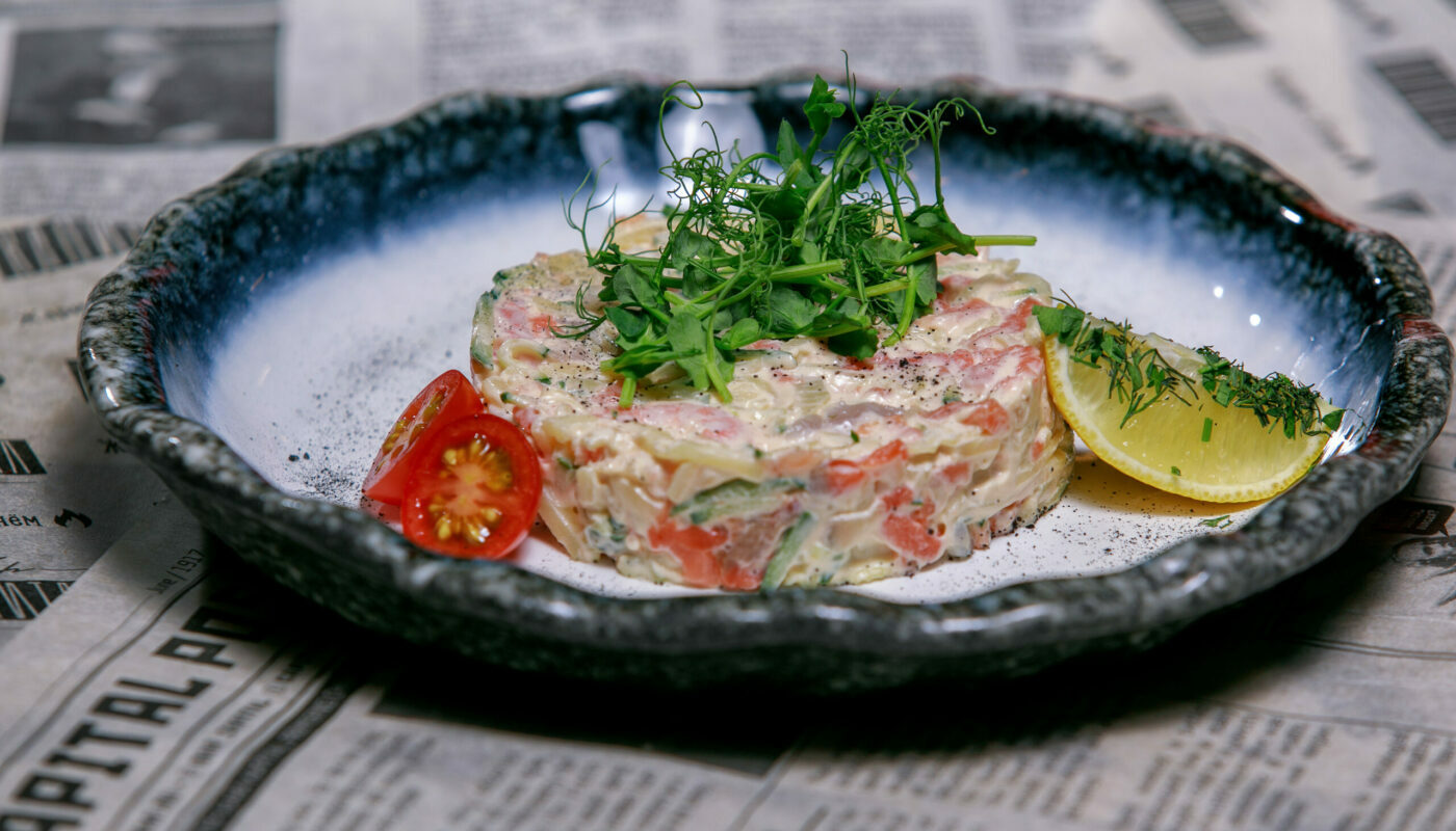 Пикантный, острый салат «Трофей»: заменит устаревший «Оливье» на майские праздники