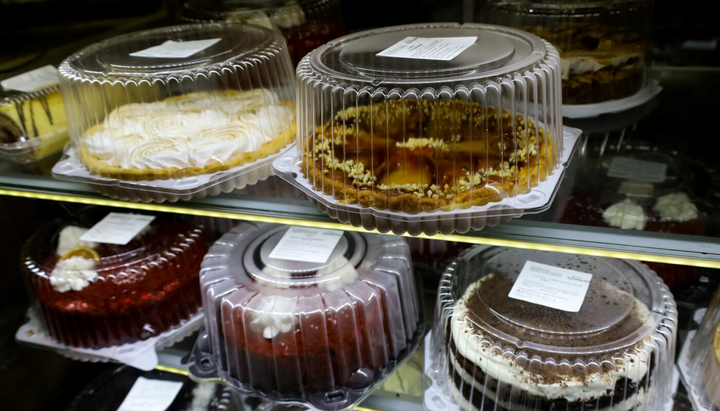 Ароматный торт-пирог «Нежное трио»: вкуснейший десерт с творогом и ягодным ассорти