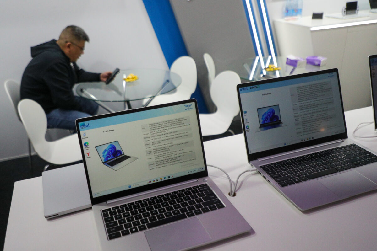 В России резко упали продажи ноутбуков. Что будет с рынком после введения техсбора?