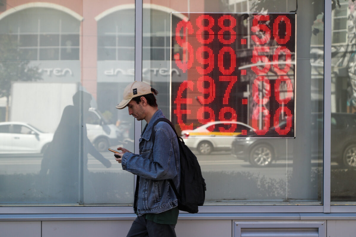 Рубль начнет слабеть в мае. Минфин объявил о возобновлении действия бюджетного правила