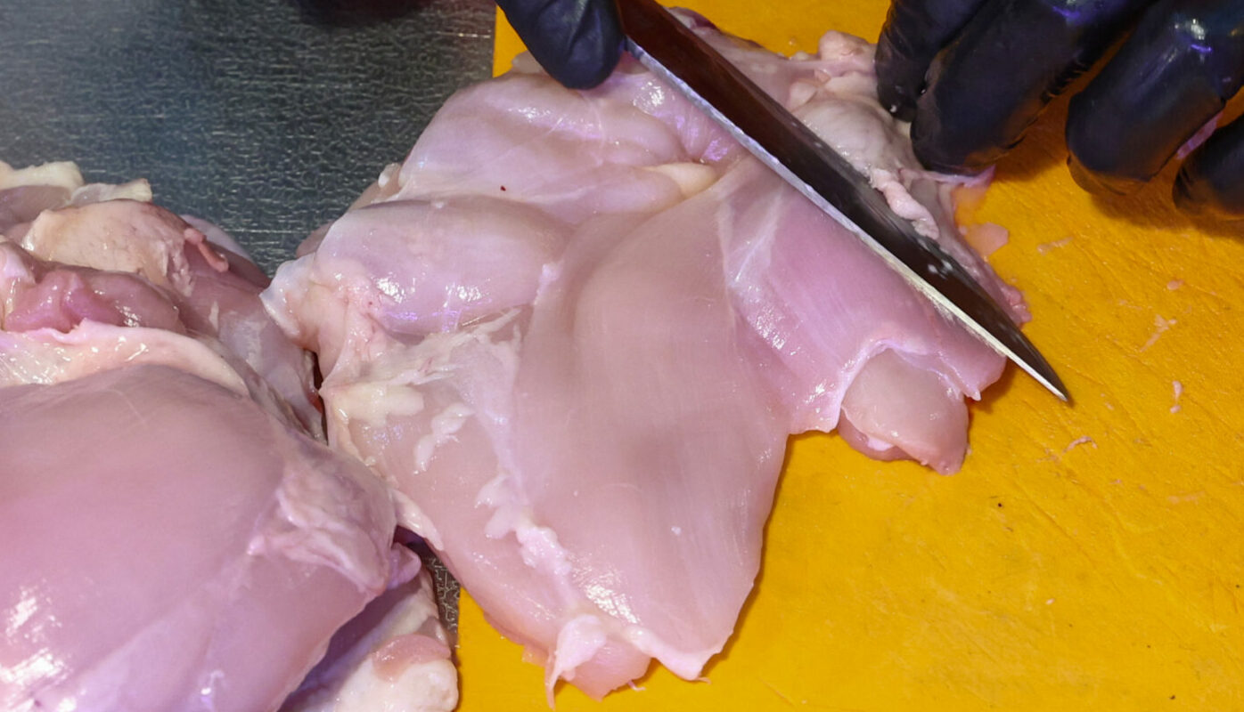 Мягкое, сочное и нежное куриное филе в мультиварке: такое угощение легко заменит ветчину