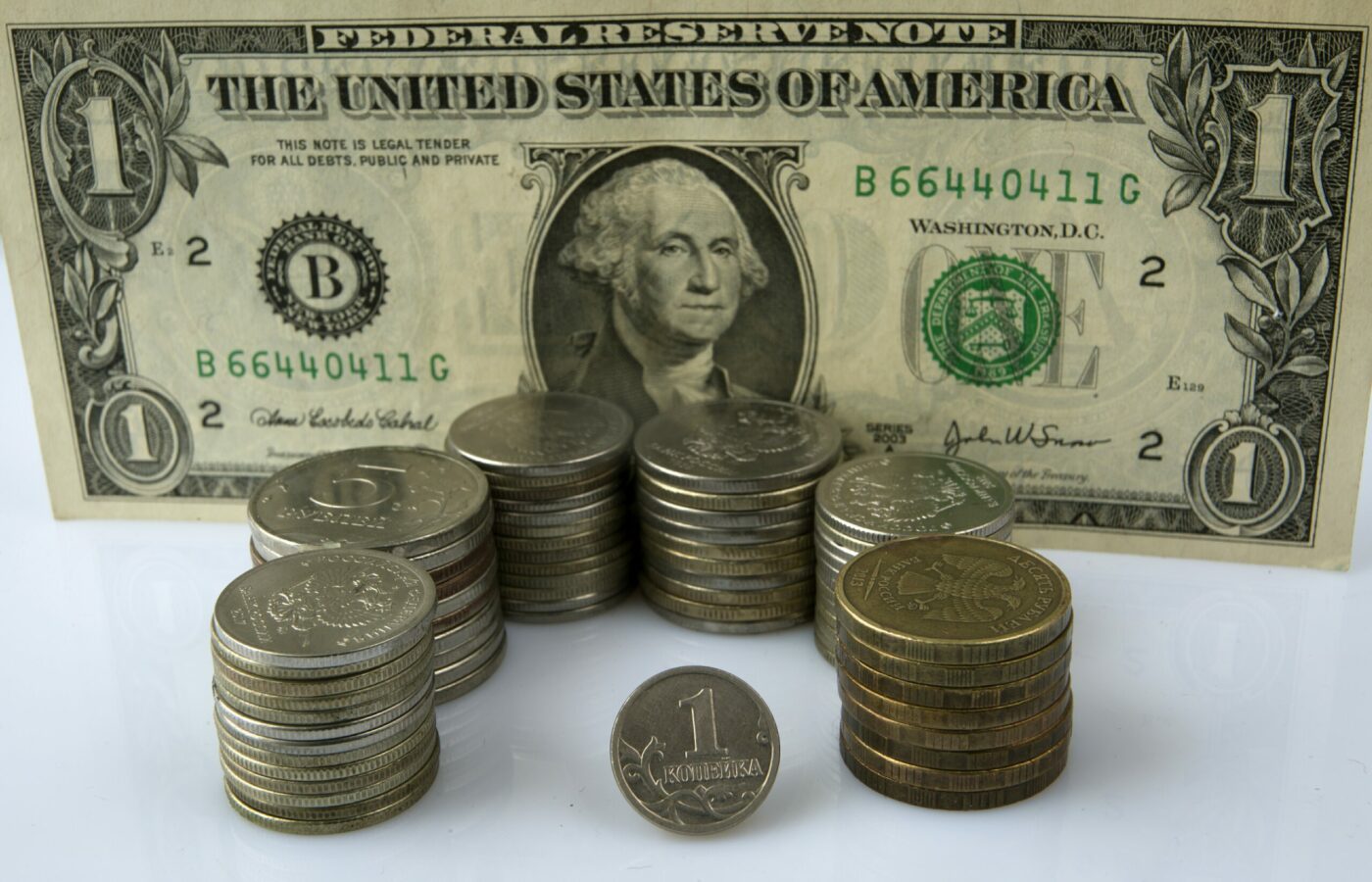 Доллар дешевле 75 рублей России не выгоден? Минфин собирается снова скупать валюту