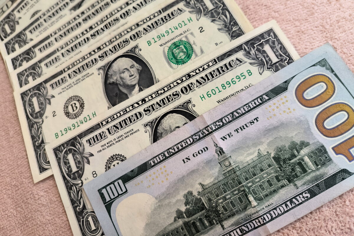 В России за доллар дают уже меньше 75 рублей. Главное испытание для рубля наступит 24 апреля