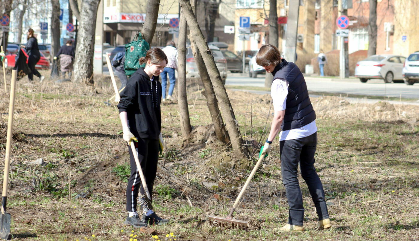 Должны ли школьники убирать свой класс? В России предложили вернуть в школы общественно полезный труд
