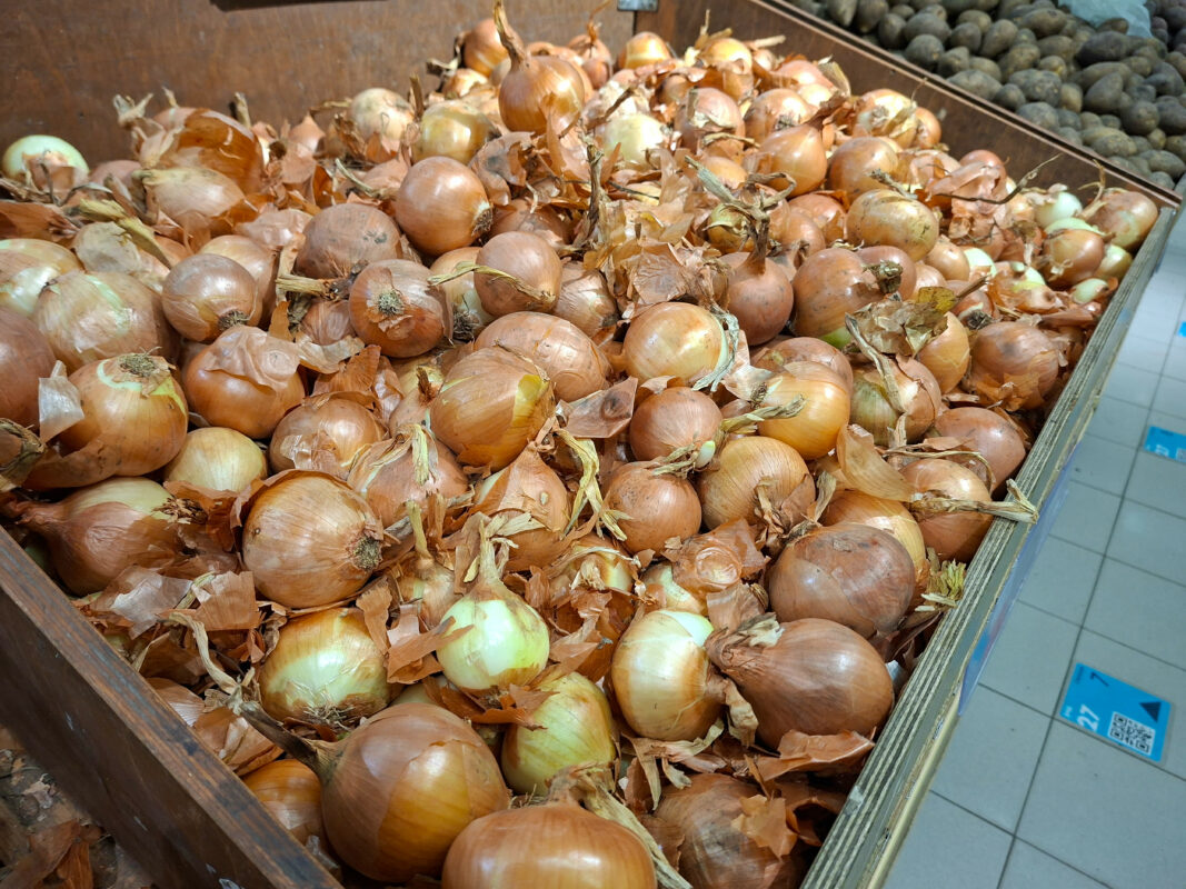 Адвокат Жорин предупредил россиян о наказании за сбор в магазине луковой шелухи для покраски яиц