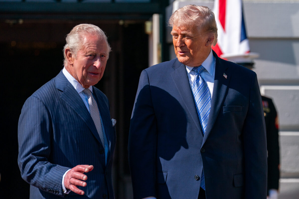 Политтехнолог объяснил скрытый смысл похлопывания Дональда Трампа Карла III по плечу