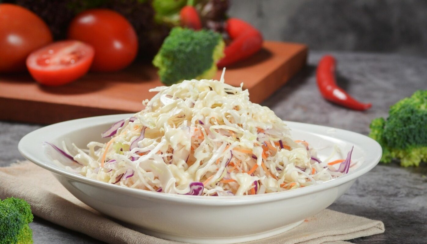 Пикантный салат из капусты в кисло-сладком маринаде: всего 2 часа и можно подавать на стол
