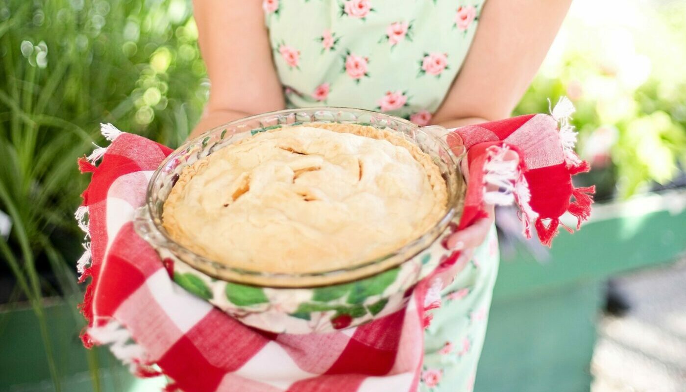 Простой заливной пирог со сладкой начинкой: для утреннего кофе или вечернего чаепития