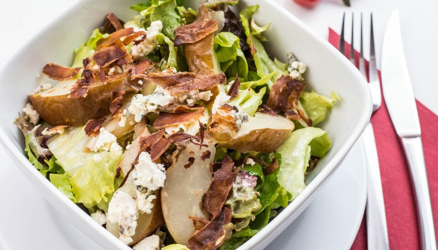 Пикантный салат для майских праздников: необычное сочетание знакомых продуктов