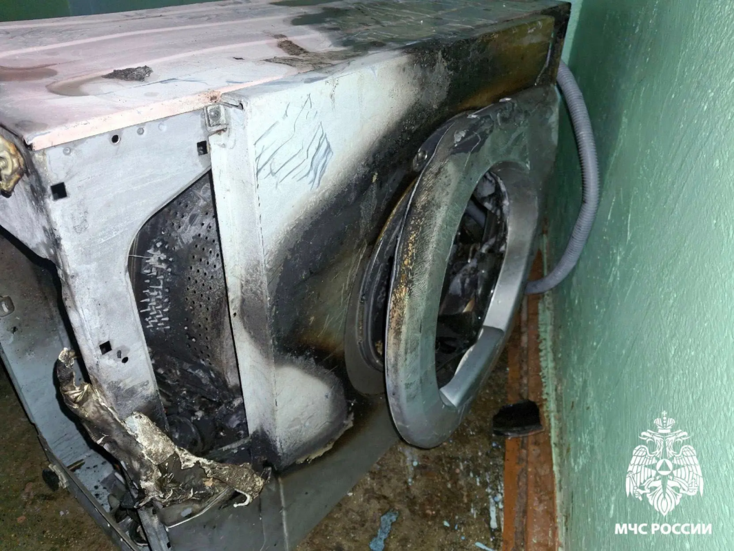 Горящая стиральная машинка напугала вологжанку и её соседку