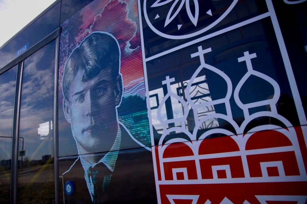 По Вологде курсирует «Есенинский» автобус