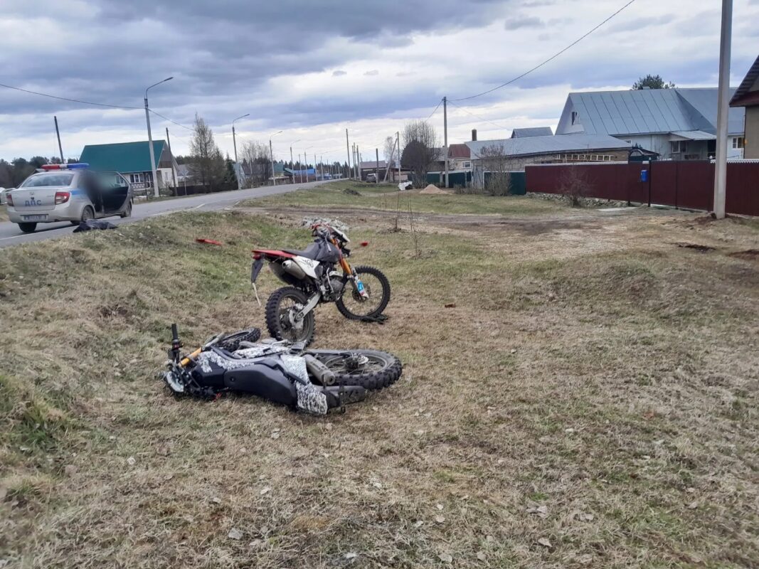 Два юных мотоциклиста спьяну попали в ДТП в деревне Бухинино