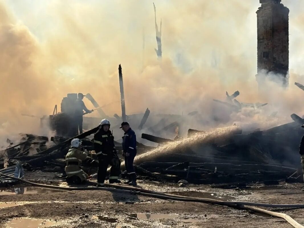 Несколько зданий уничтожил огонь в райцентре Вологодской области