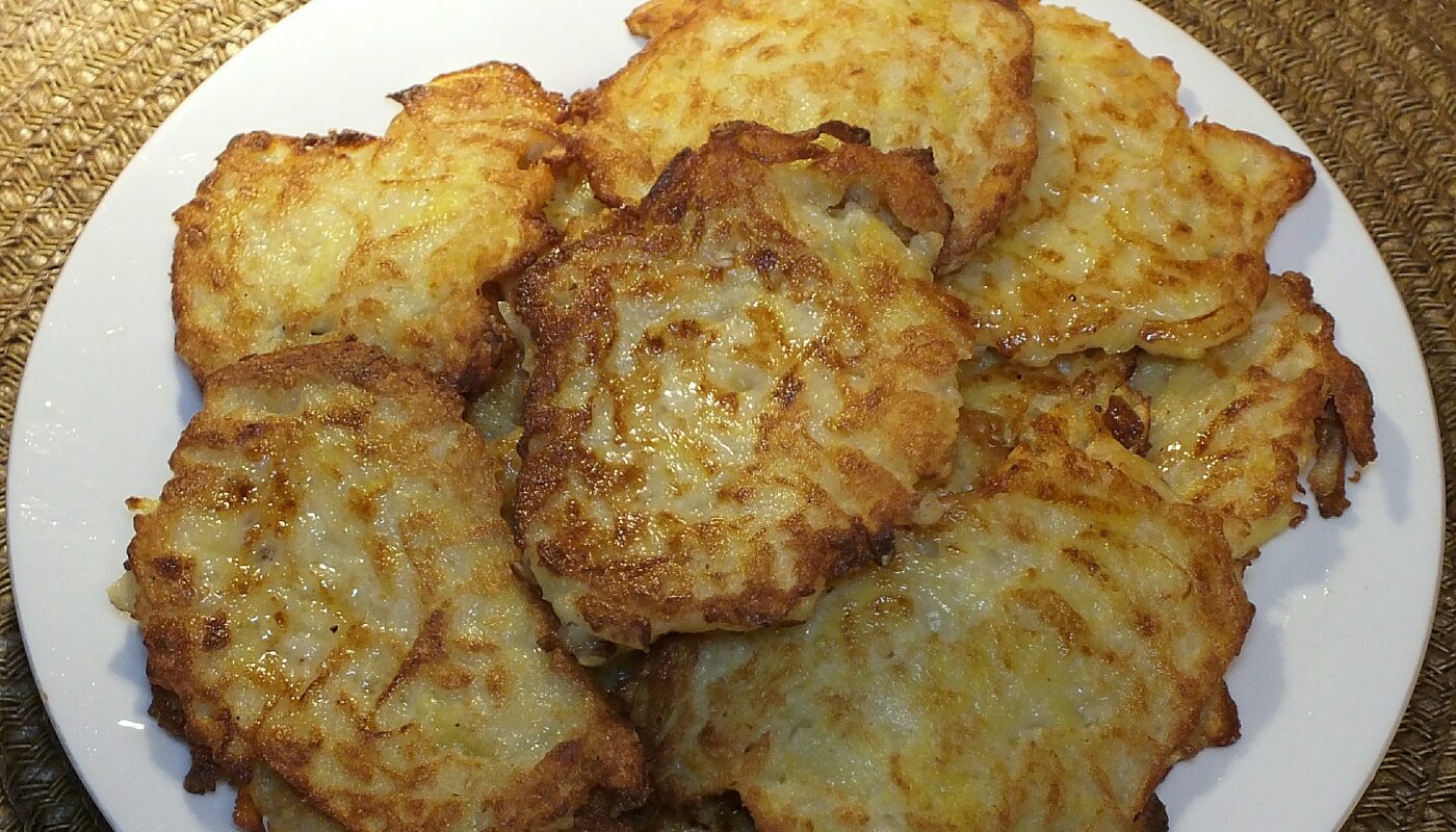 Драники из картофеля с секретом: жарятся быстрее и хорошо пропекаются внутри
