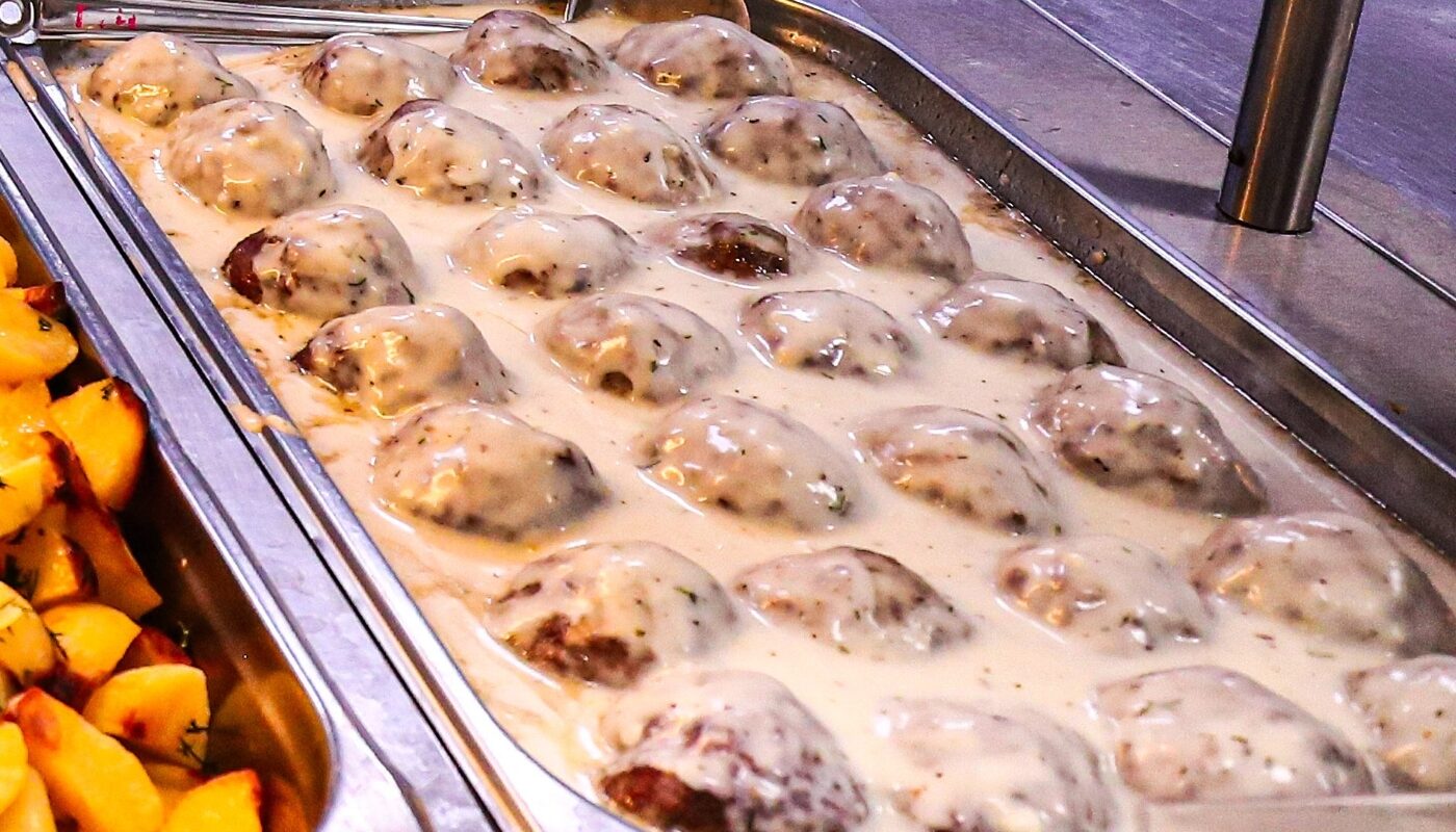 Сочные фрикадельки в сливочном соусе: классический вкус и аромат