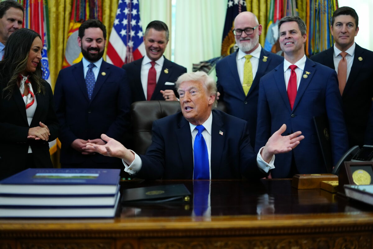 Трамп сжигает мосты: почему из-за пошлин на авто подорожает бензин
