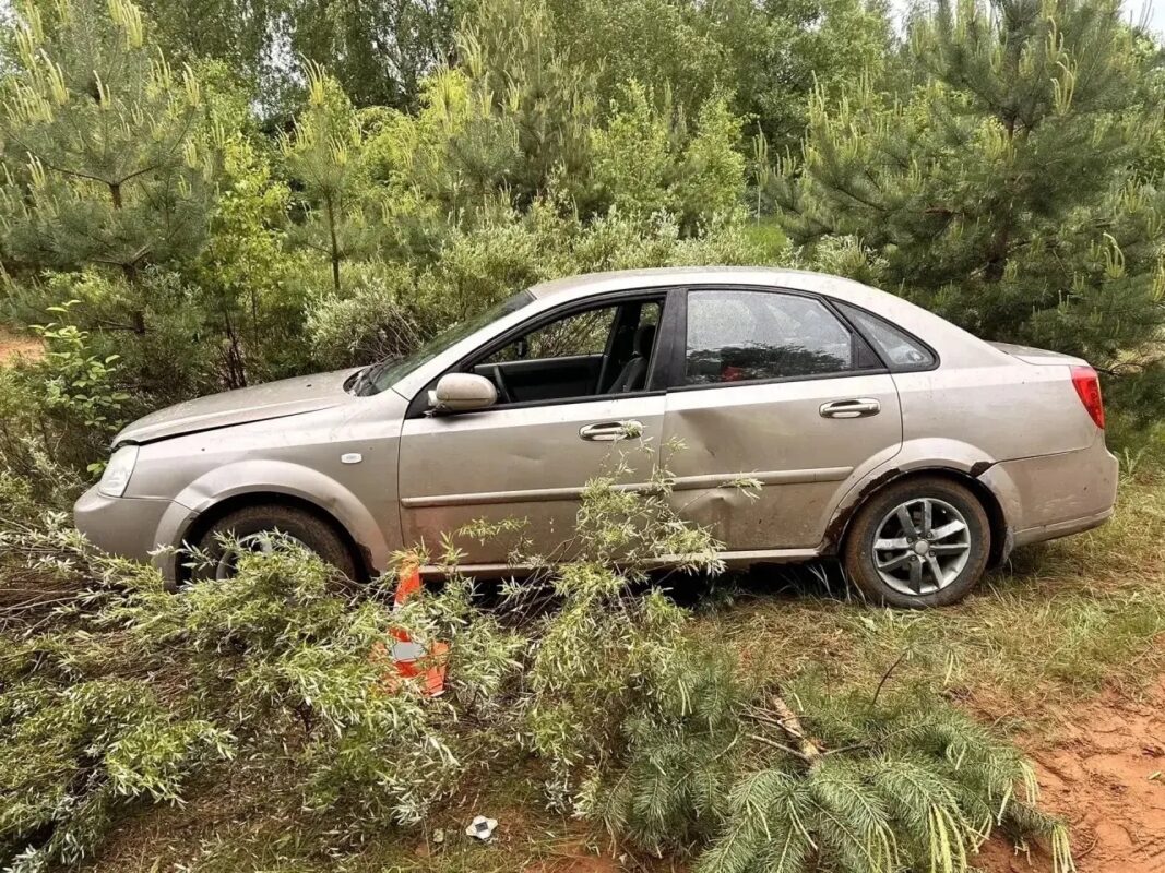 Автомобиль переехал мальчика, катавшегося на капоте