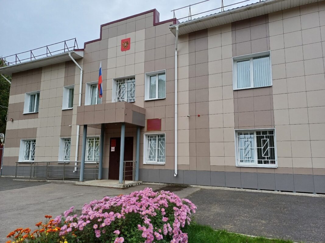 Вологжанин нарисовал на доме нацистскую символику