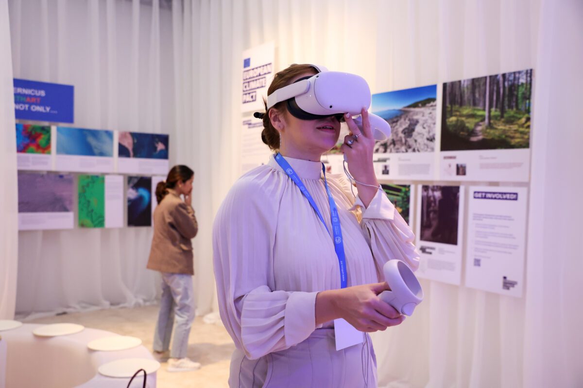 женщина в VR-очках