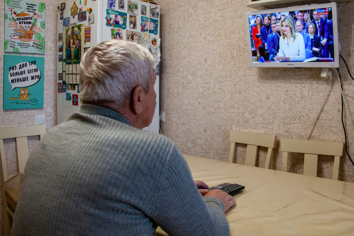 человек смотрит телевизор